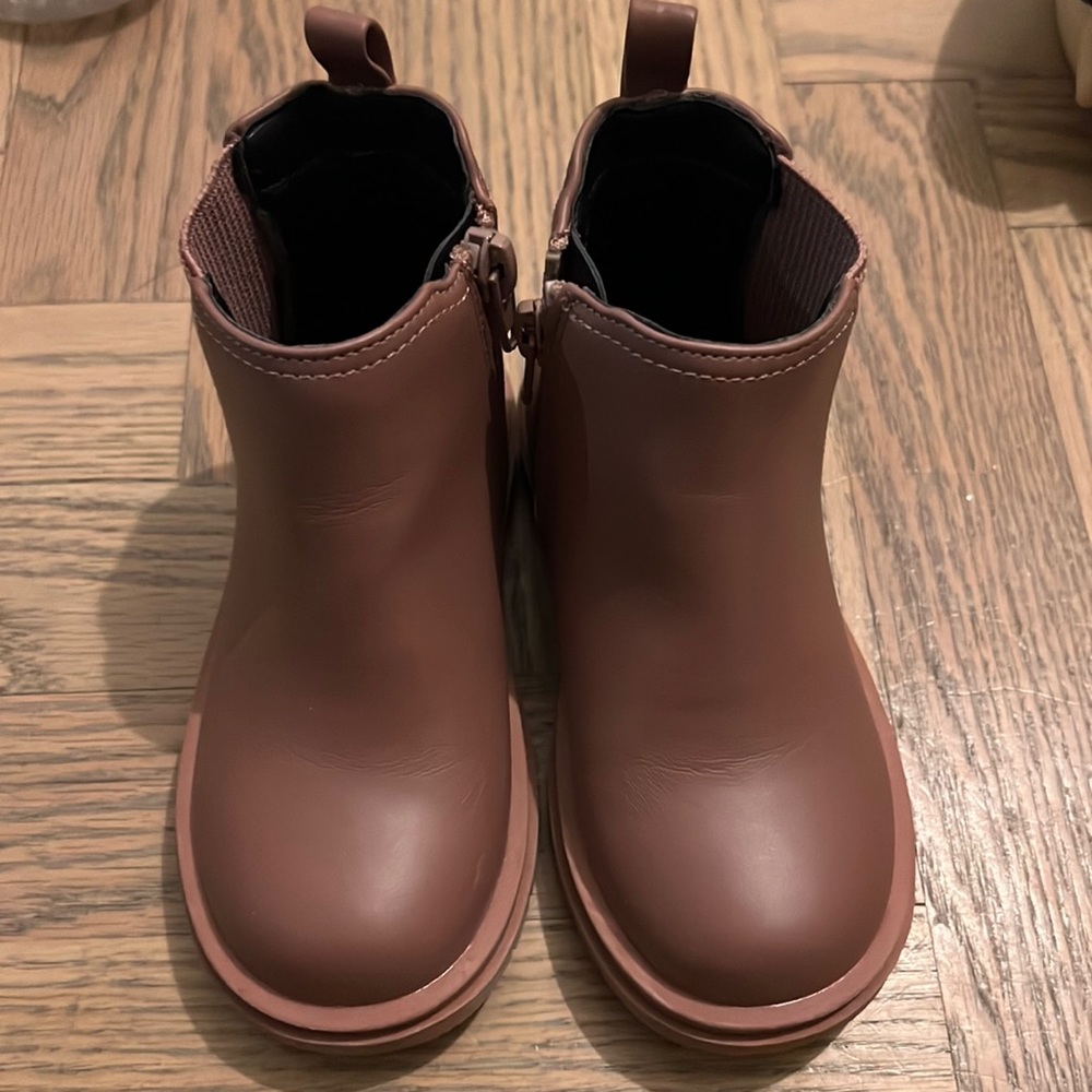Size 8 open edits girls boots.